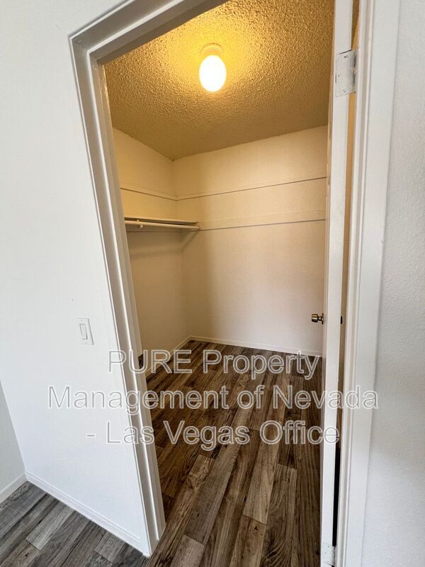 Building Photo - 1405 E Vegas Valley Dr