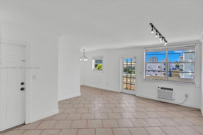 Building Photo - 713 Collins Ave