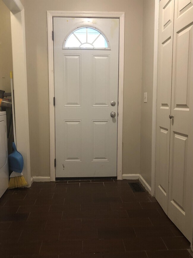 Building Photo - 1070 Acorn Ct