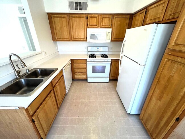 Building Photo - Second-Floor Condo with Private Balcony in Gated Canyon Willows Communit