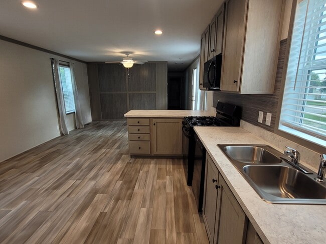 Building Photo - 158 Friendly St