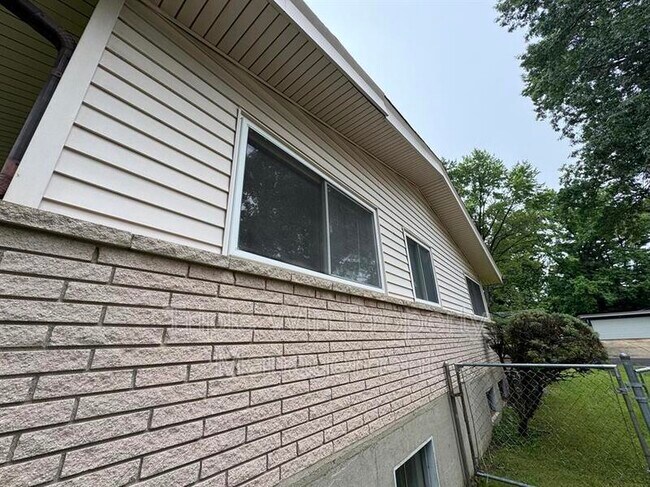 Building Photo - 10655 Hallwood Dr