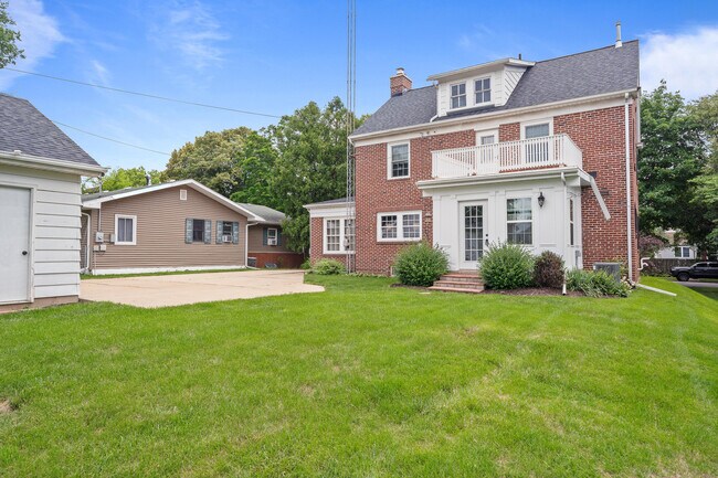 Building Photo - 1105 Barnes St