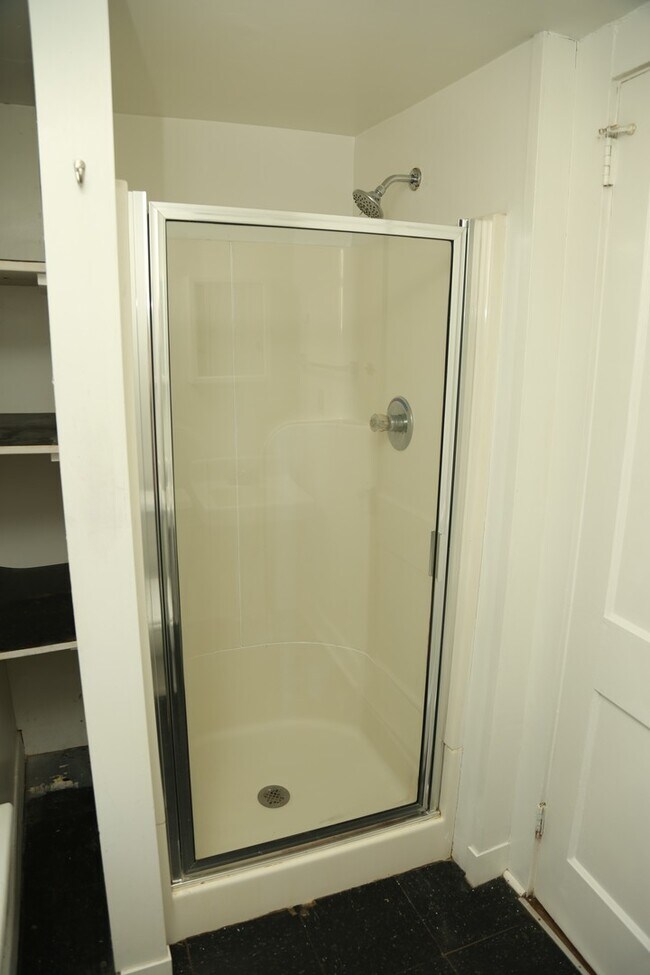 Building Photo - 920 Anderson St