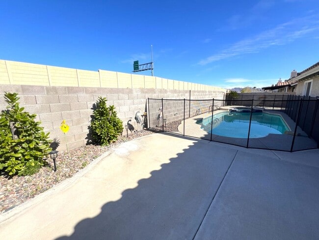 Building Photo - 3 bedroom, 2 bathroom home located in Henderson, NV!