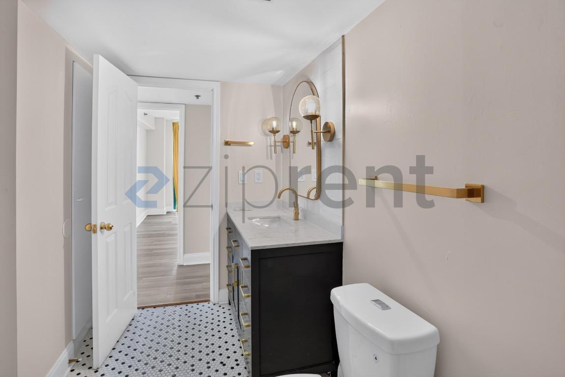 Building Photo - Unit 906