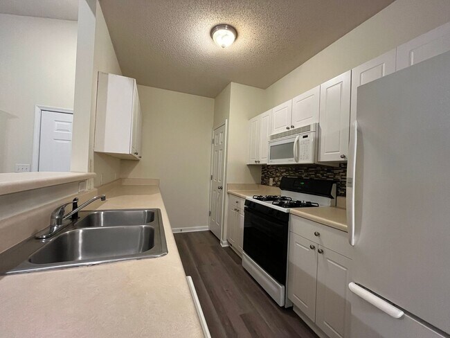 Building Photo - Spacious 2/2 Apartment Ready For Move In Now!