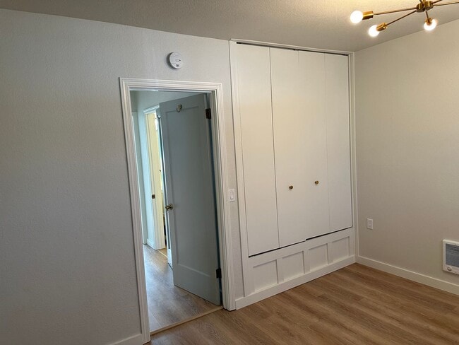 Building Photo - Beautiful high end 1 bedroom duplex with office!