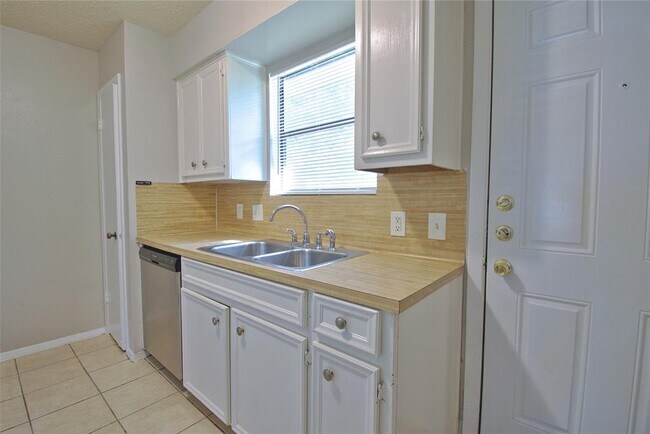 Building Photo - 1707 Onion Creek Village Dr