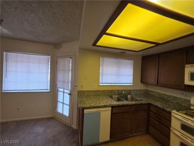 Building Photo - 321 S Bent Creek Dr