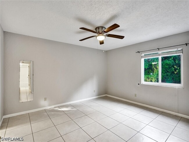 Building Photo - 4621 Bayshore Dr