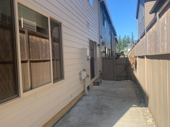 Building Photo - Townhome in Highly desired  Camas -Lacamas...