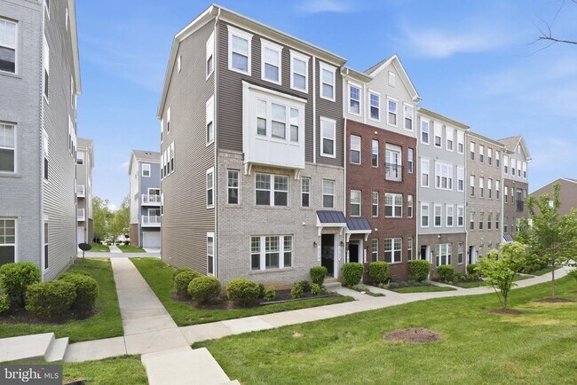 Building Photo - 2739 Pinebrook Rd