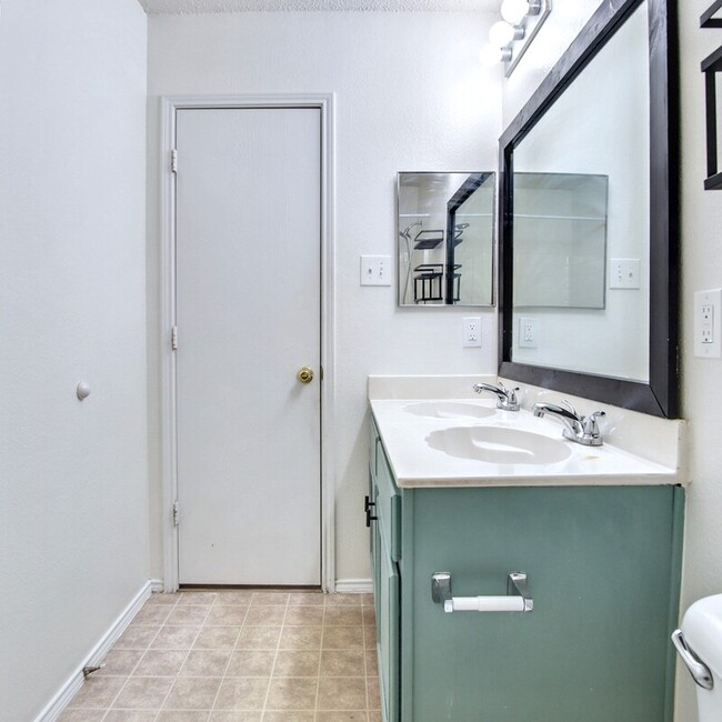 Building Photo - 8751 Gray Fox Ct