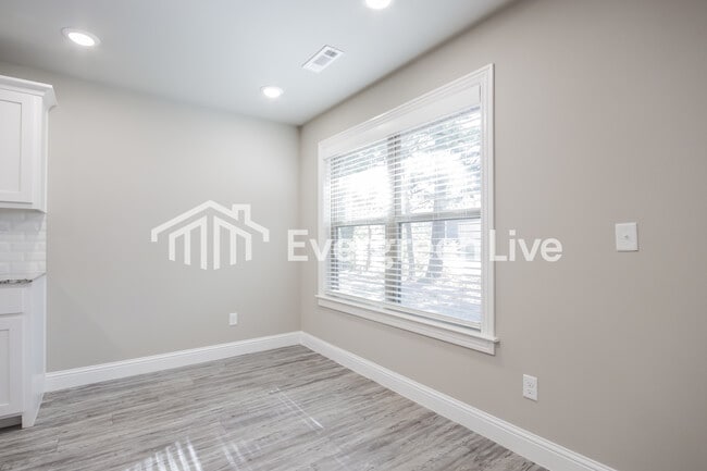 Building Photo - 600 E Osage Trce