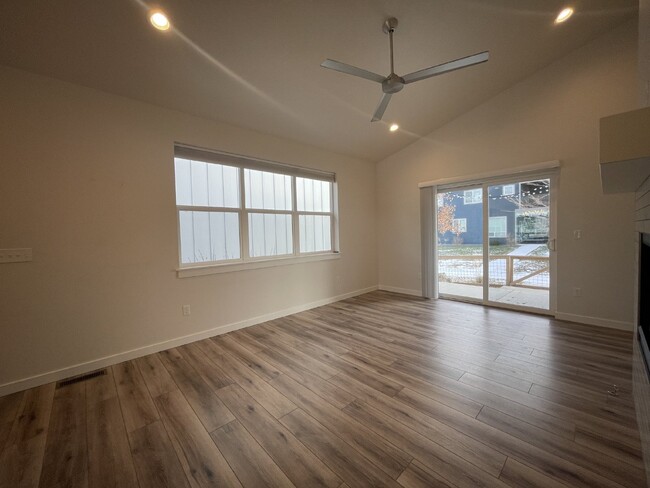 Building Photo - Light and Bright 4 Bedroom in the Lakes at...