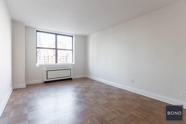 Building Photo - 400 E 71st St