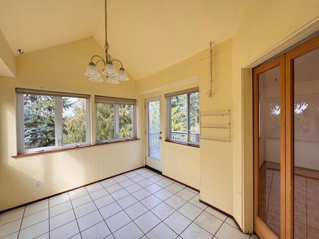 Building Photo - Beautiful Wedgwood Home with Flexible Living + 2nd Kitchen