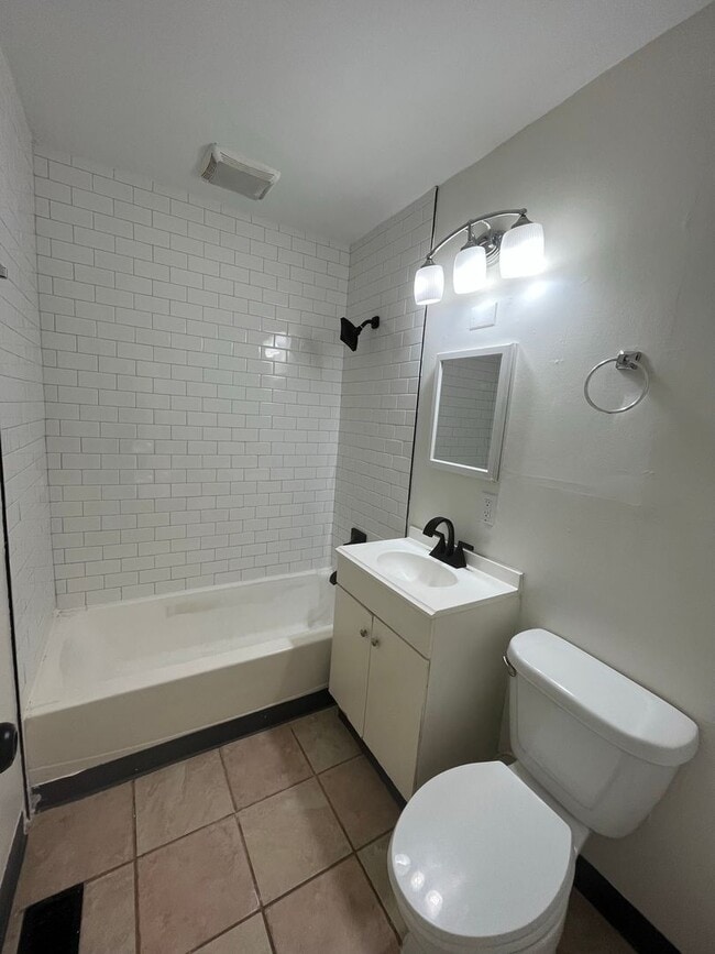 Building Photo - 3 Bedroom 1.5 Bathroom Home with Fenced in...