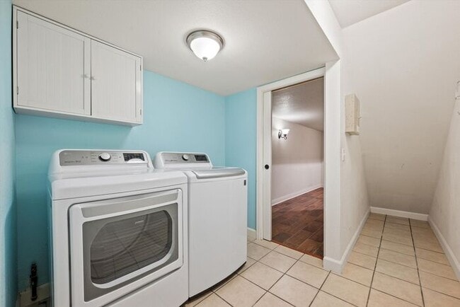 Building Photo - Beautiful 4-Bedroom Home in Lakewood with Finished Basement & Private Backyard