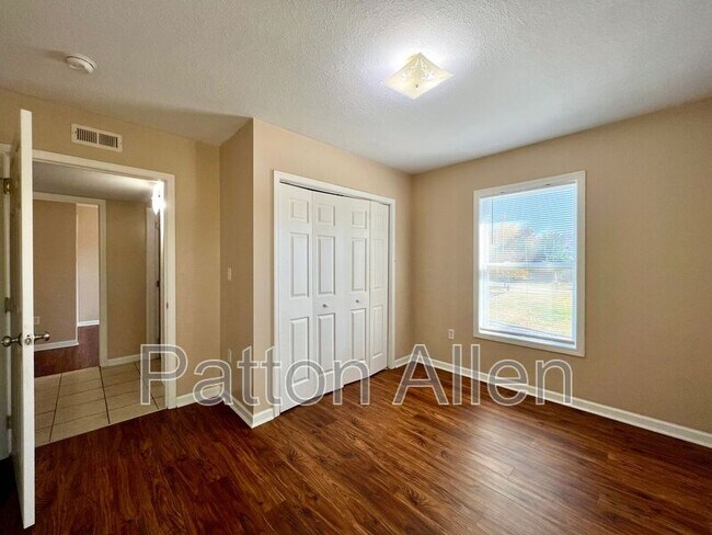 Building Photo - 8 Zell Ln