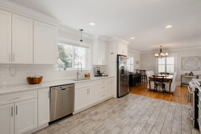 Building Photo - Fully furnished- Beautiful Forest Hills Home