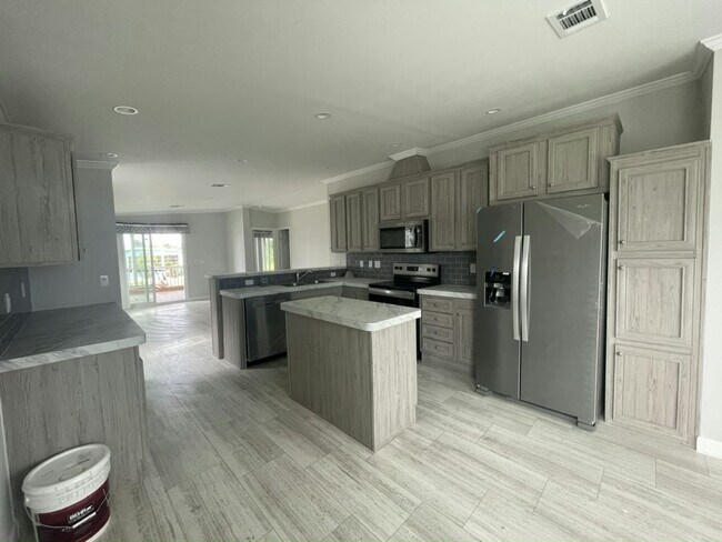 Building Photo - 990 E Sand Cay Ave