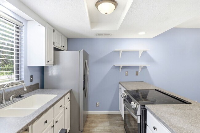 Building Photo - 102 Country Club Villa Dr