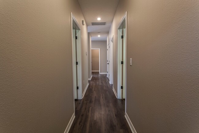 Building Photo - 3 Bed / 3 Bath 1200sqft House