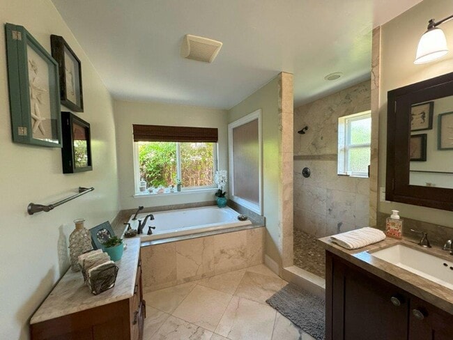 Building Photo - Stunning 3-Bedroom Home with Pool in South...