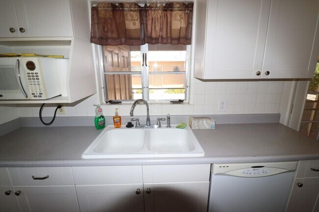 Building Photo - 3 Bedroom 2 Bathroom