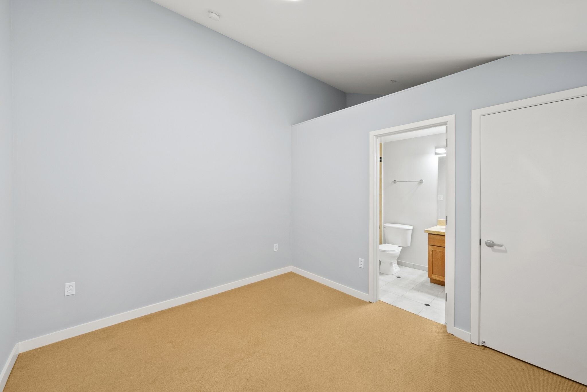 2nd bedroom/full bathroom - 588 S Van Ness Ave