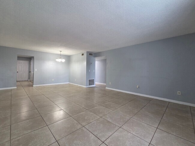 Building Photo - 605 Northlake Blvd