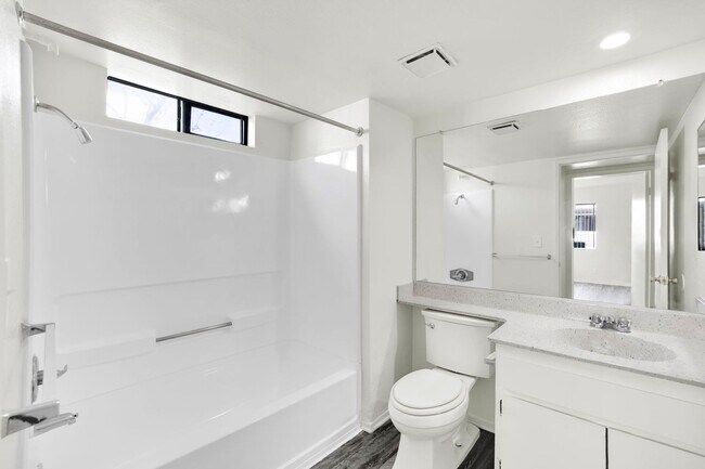 Building Photo - 2BD 2BTH B