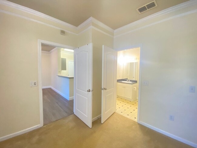 Building Photo - Stunning one bedroom, one bath luxury condo with large garage and fabulous community amenities.