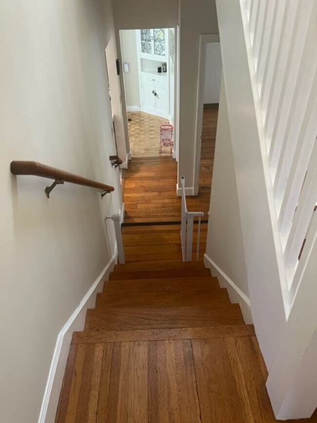 Building Photo - Beautiful, Spacious Rockridge Home!