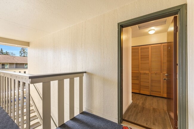 Building Photo - Charming 1 Bedroom Condo in Kenmore with P...