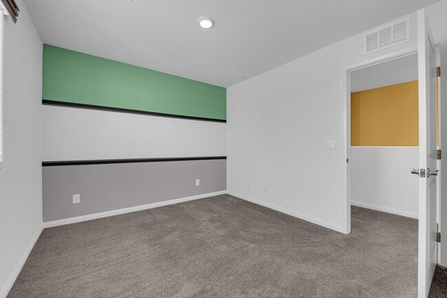 Building Photo - 4747 Bluebird Clfs Ave