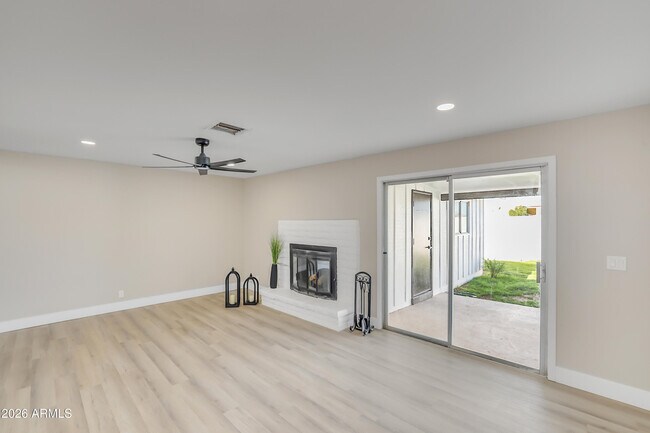 Building Photo - 1018 W Ivanhoe St