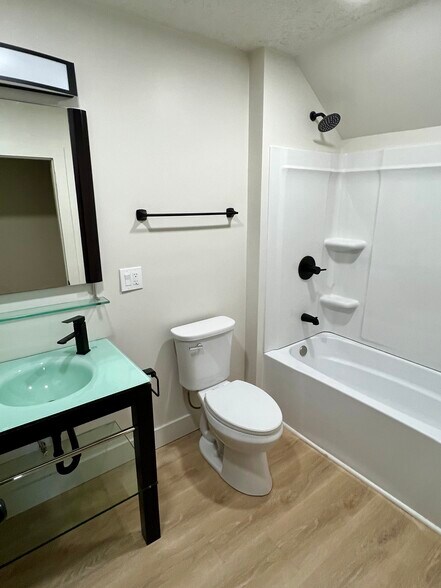 Building Photo - 647 Wooster Rd W