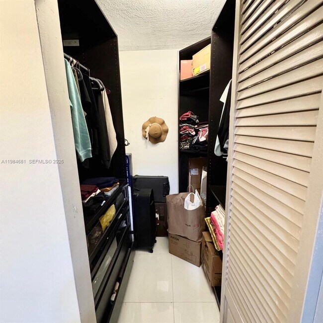 Building Photo - 999 Brickell Bay Dr