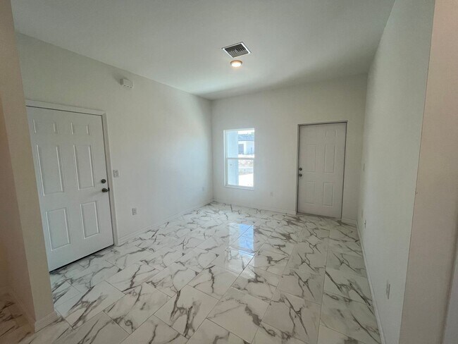 Building Photo - ASK US ABOUT FREE RENT! LOCATION LOCATION ...