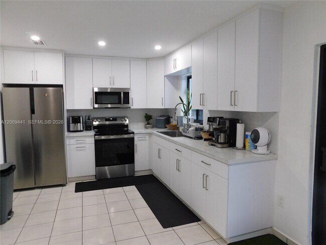 Building Photo - 330 NW 43rd Pl