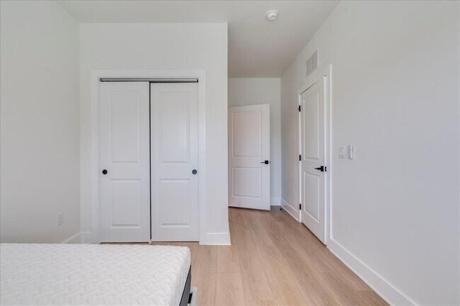 Building Photo - 3000 Duval St