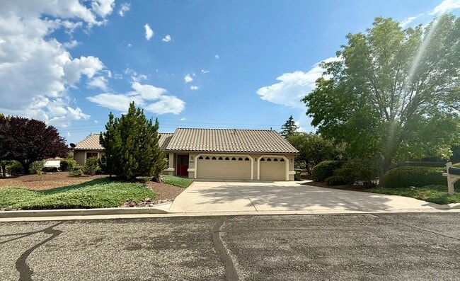 Building Photo - Beautiful 4-Bedroom Home in Desirable Pres...
