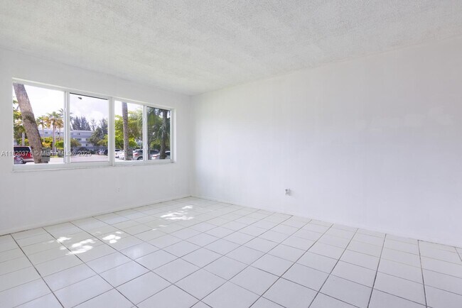 Building Photo - 14850 Naranja Lakes Blvd
