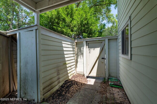 Building Photo - 2300 Twelve Oaks Dr
