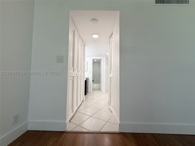 Building Photo - 3475 N Country Club Dr