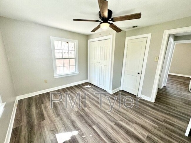 Building Photo - 313 S Boon Ave