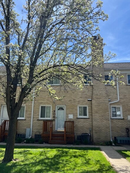 Building Photo - 2065 E Maple Rd